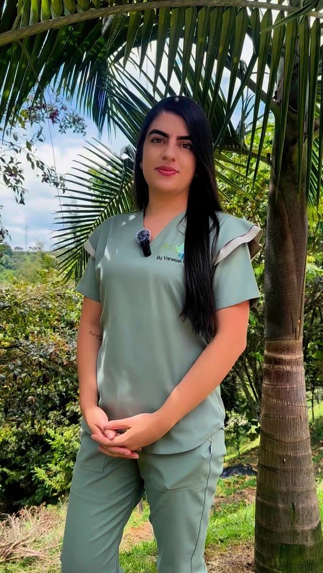 Vanessa, fundadora de Maryah Spa, con su uniforme salvia entre palmas y montañas de Rionegro